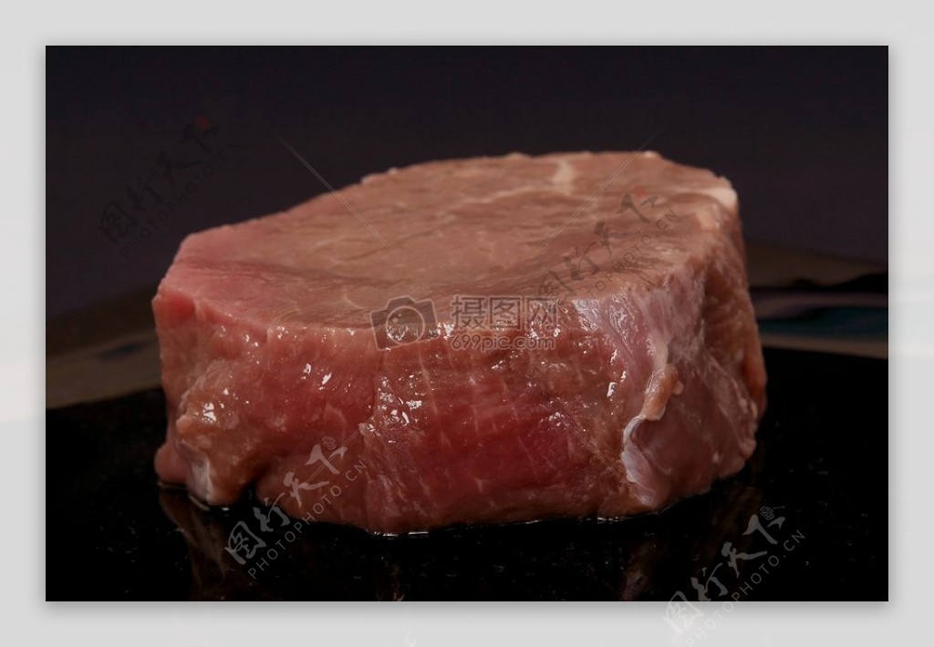 原始里脊牛排未煮熟的肉类食品