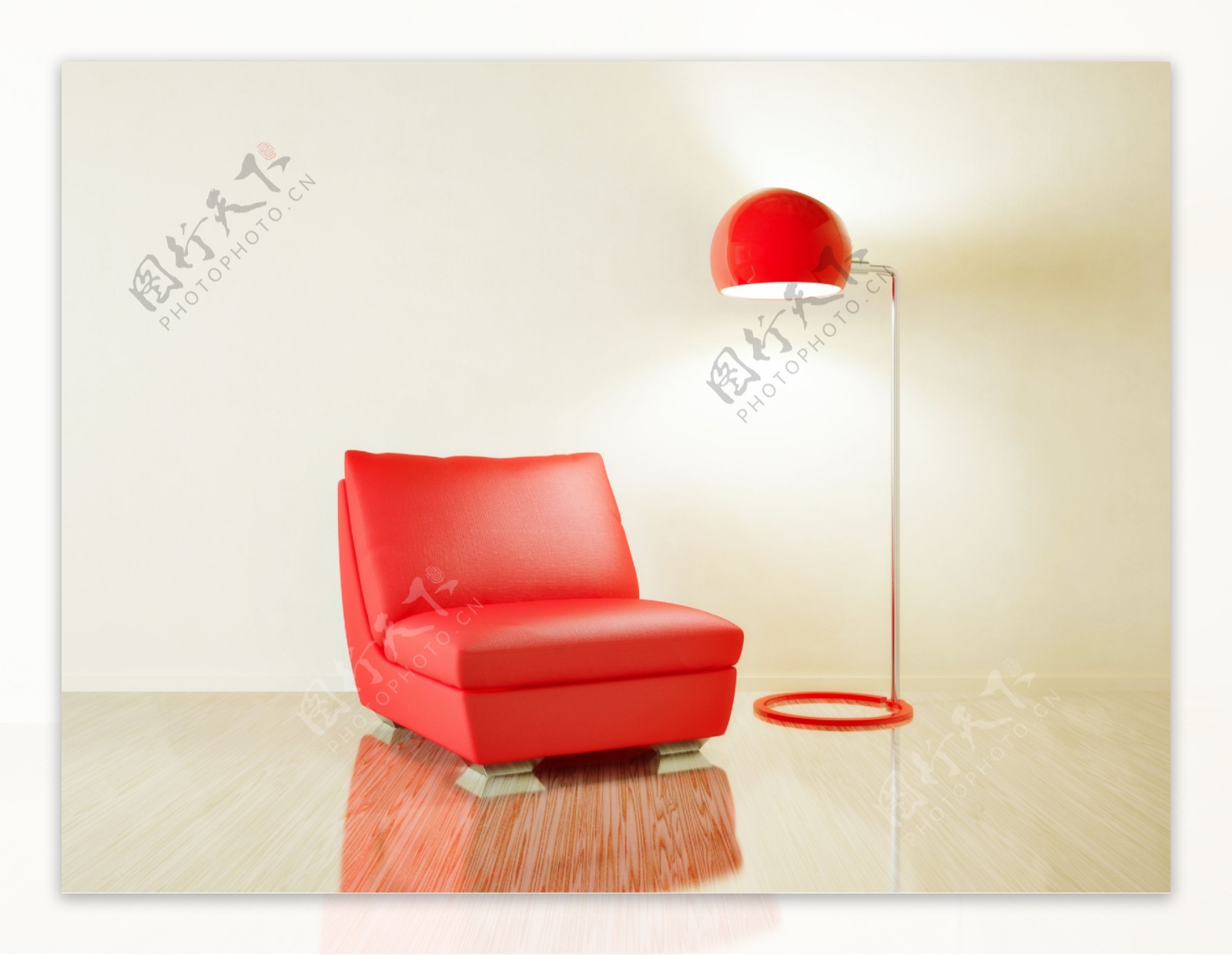 红色沙发与台灯图片