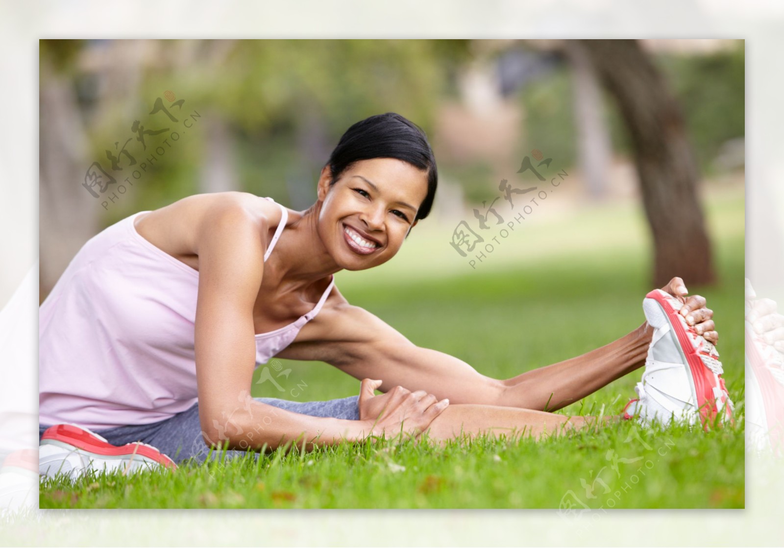 草地上压腿的女人图片