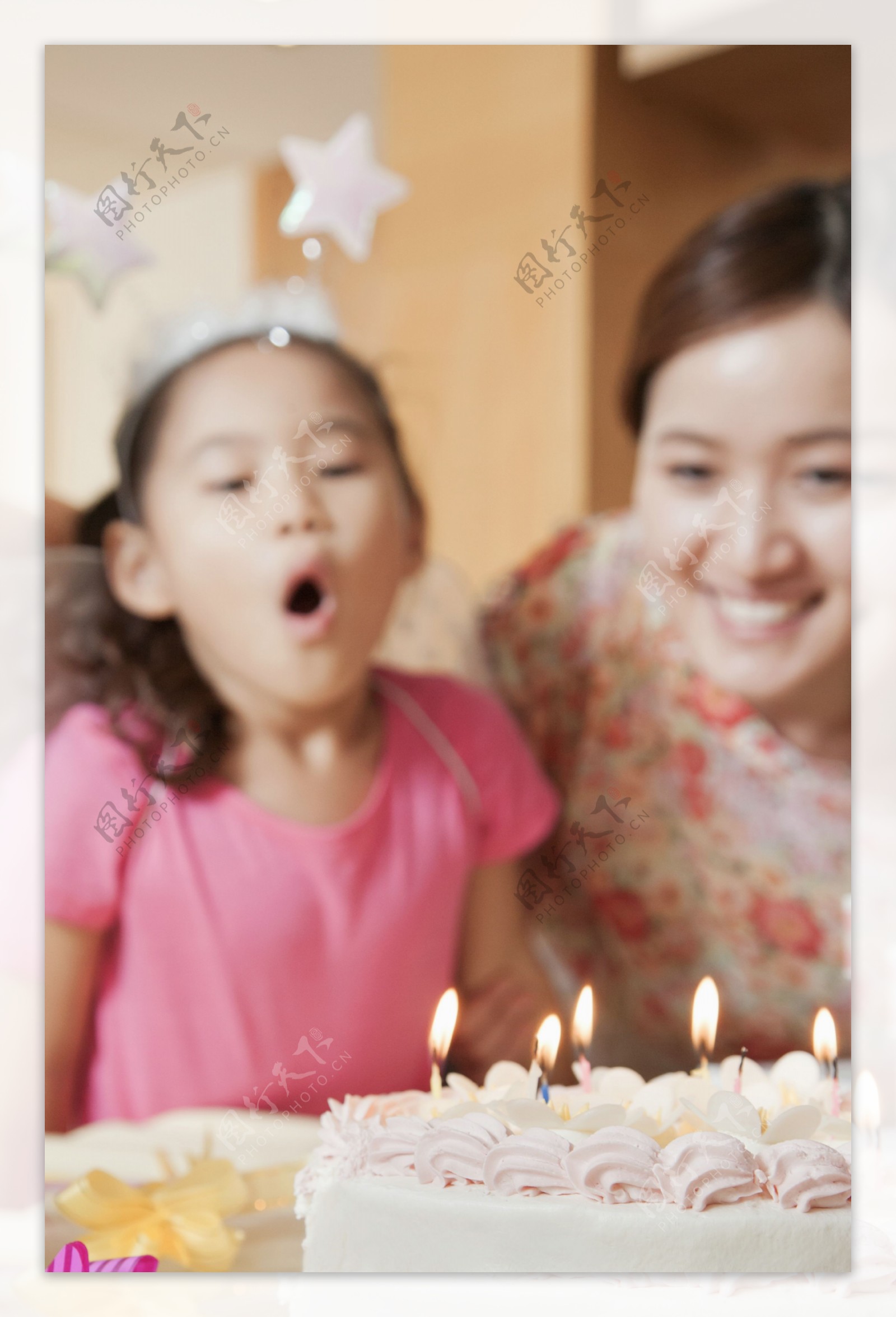 吹蜡烛的母女图片