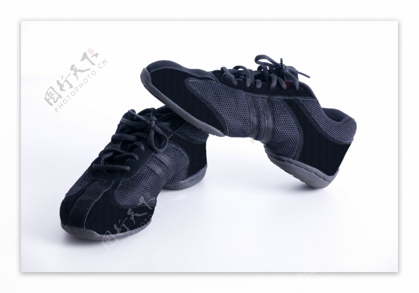 灰黑色运动休闲鞋图片
