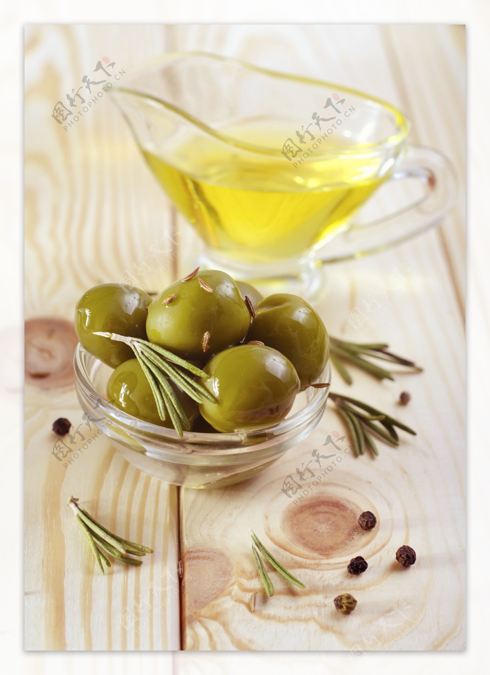 桌子上的橄榄与橄榄油图片