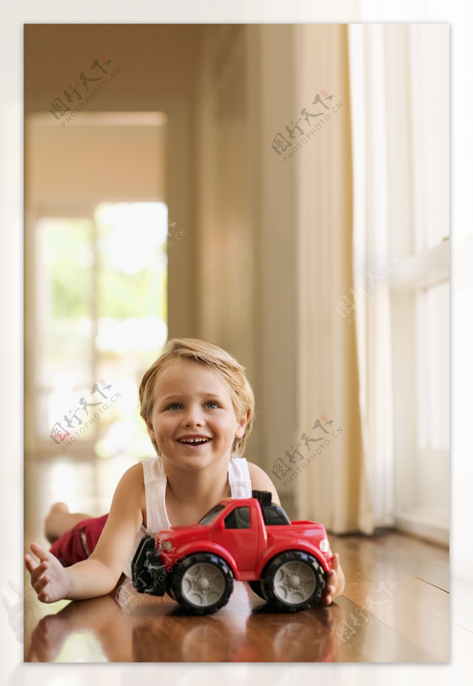 玩玩具车的小男孩图片