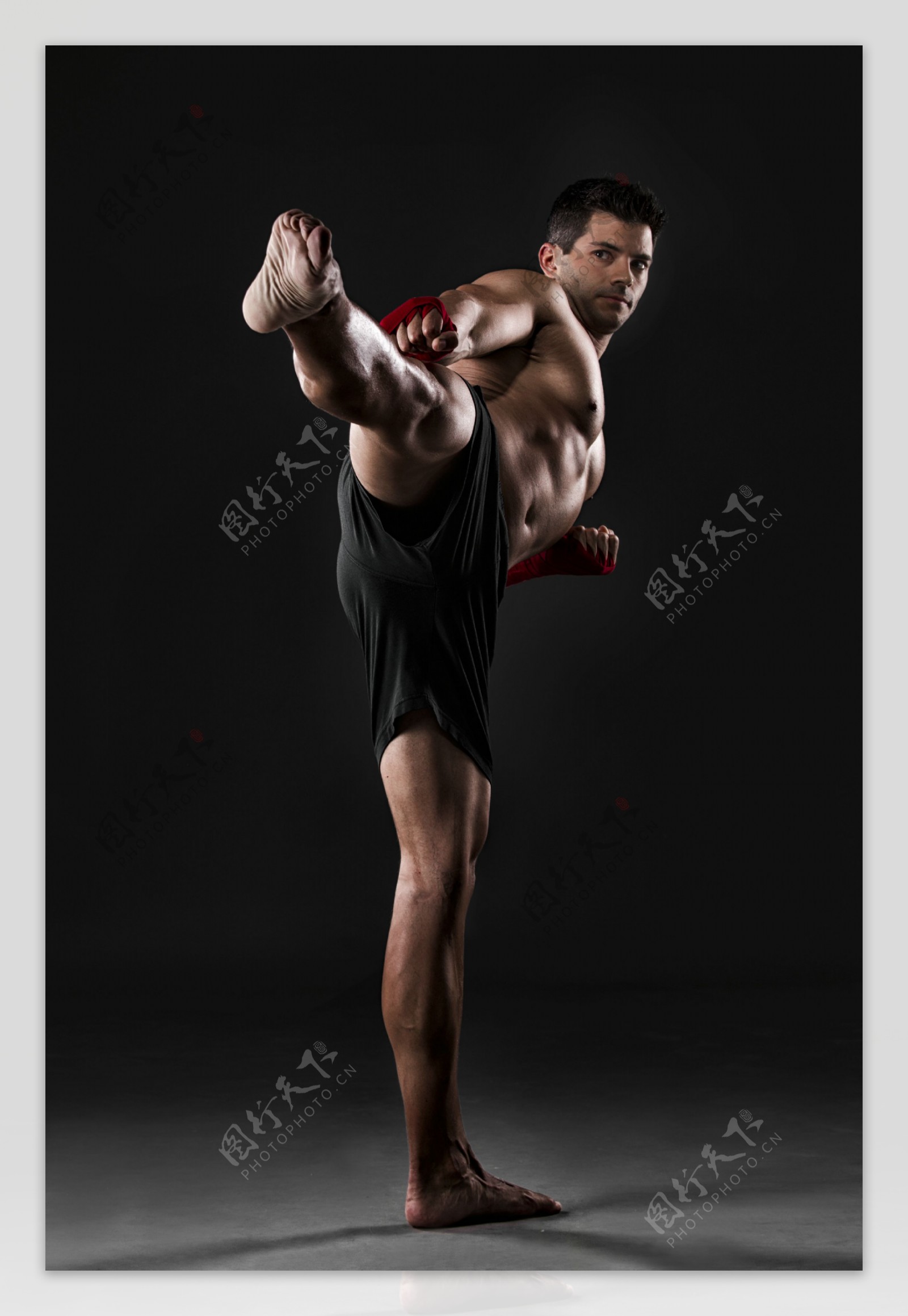 健身踢腿的男人图片