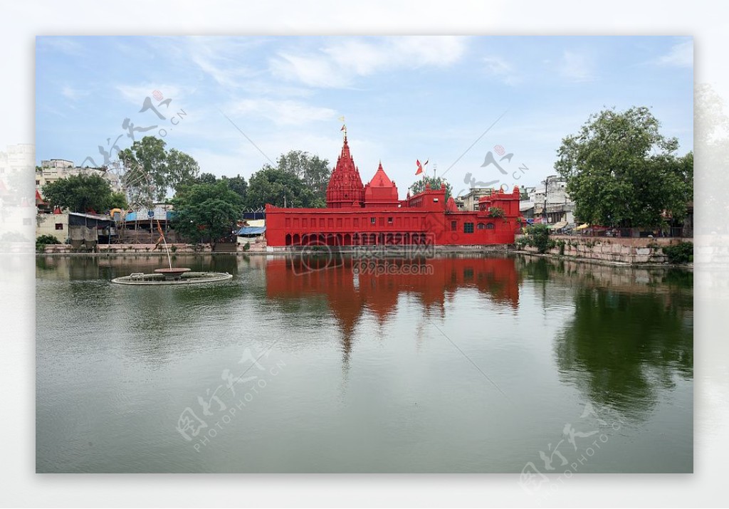 水面上的红色寺庙