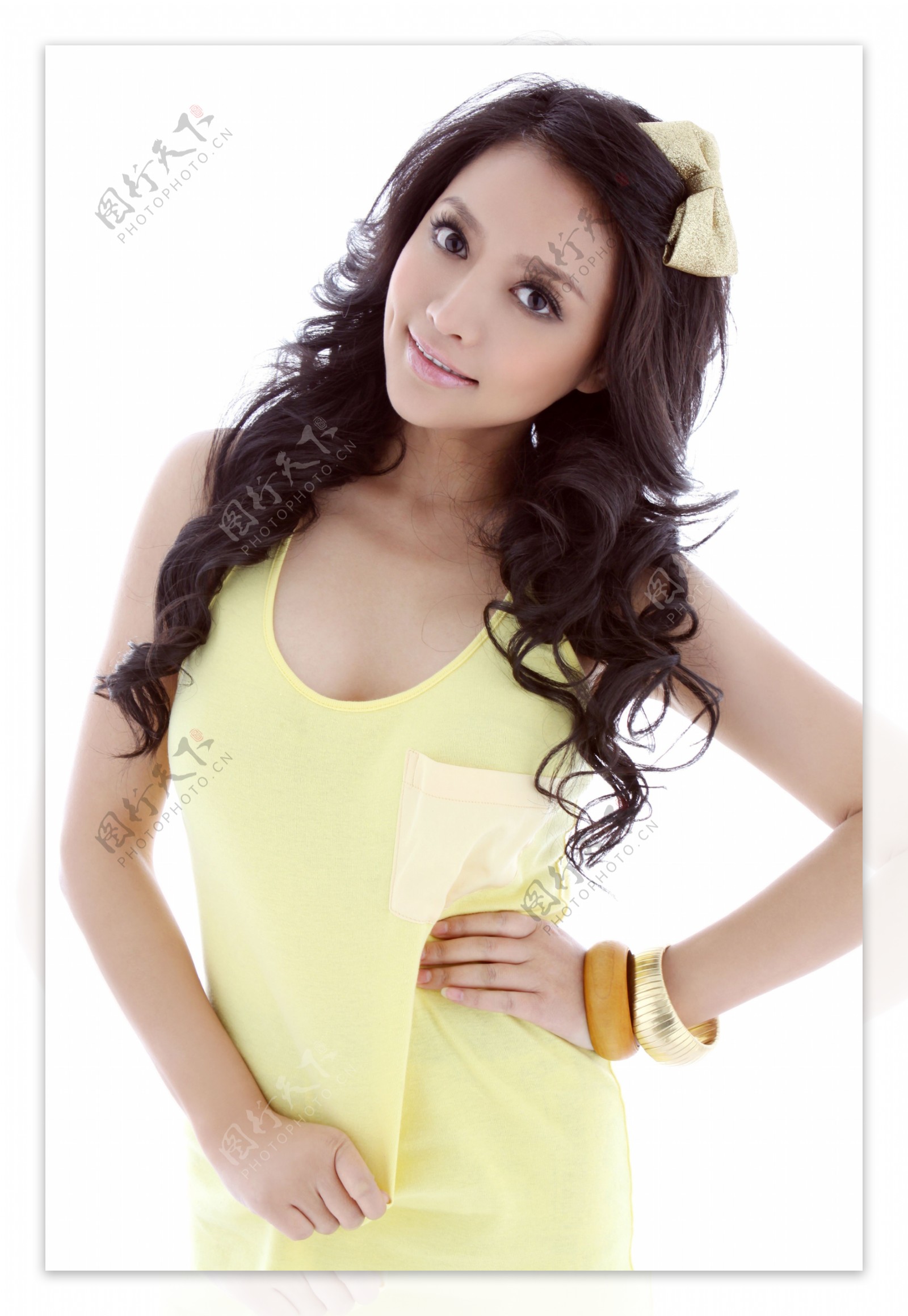 单手叉腰摆拍的黄底年轻女性半身照图片素材下载-稿定素材