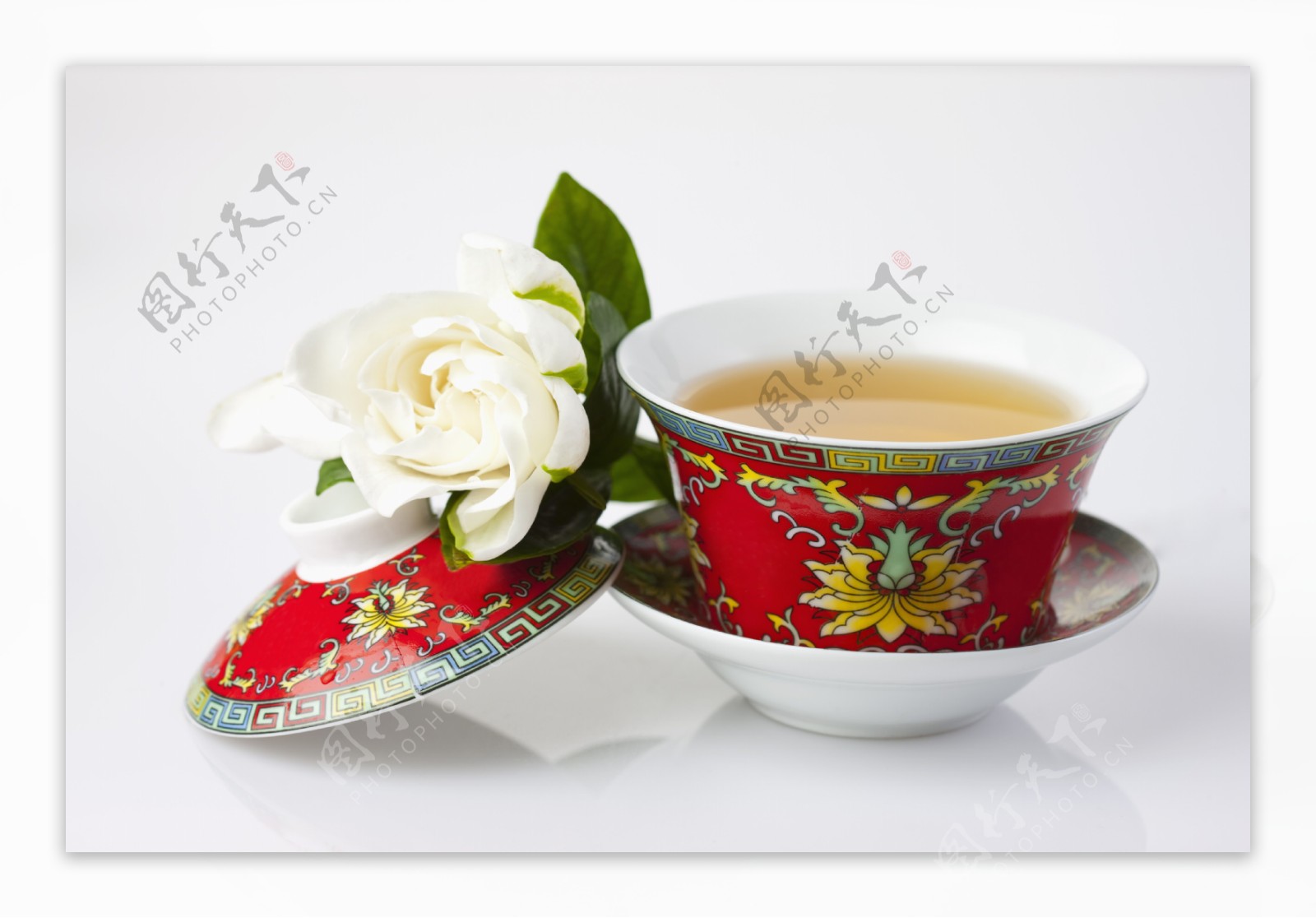 鲜花与复古茶杯图片