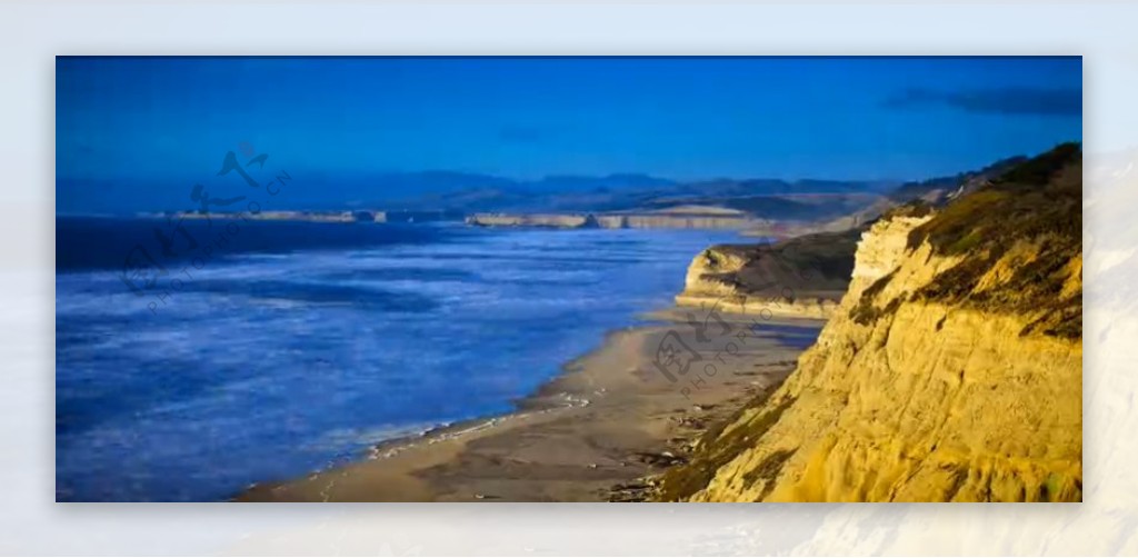 半月湾蓝色海边的沙滩与蓝天晚霞照射悬崖高清实拍延时视频素材