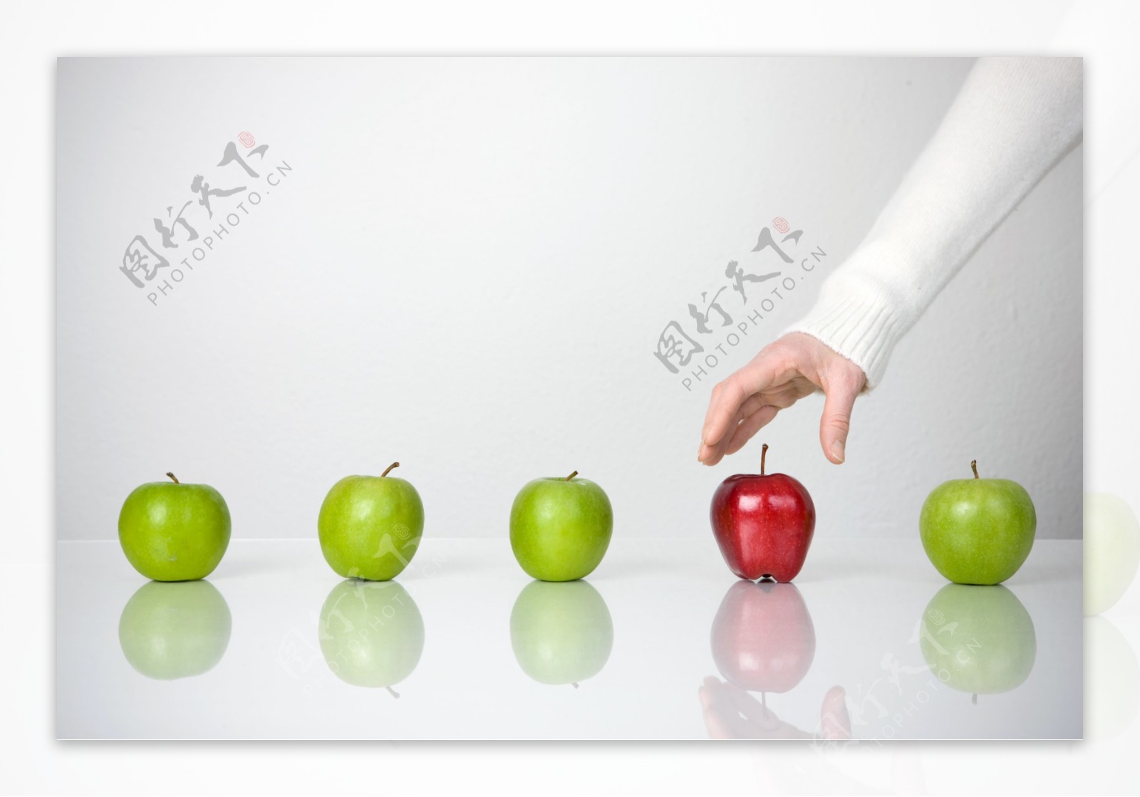 四个青苹果和一个红苹果图片