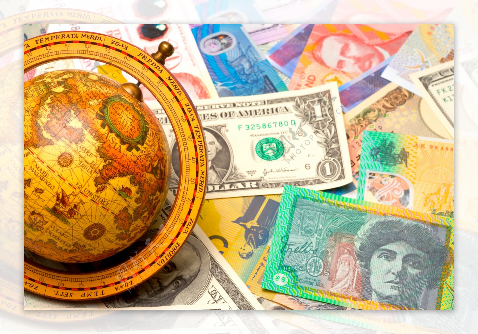 地球仪与世界货币特写图片