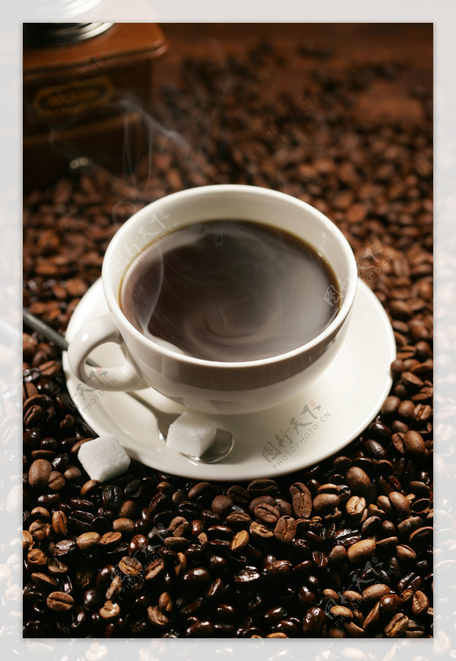 咖啡豆上一杯冒热气咖啡图片