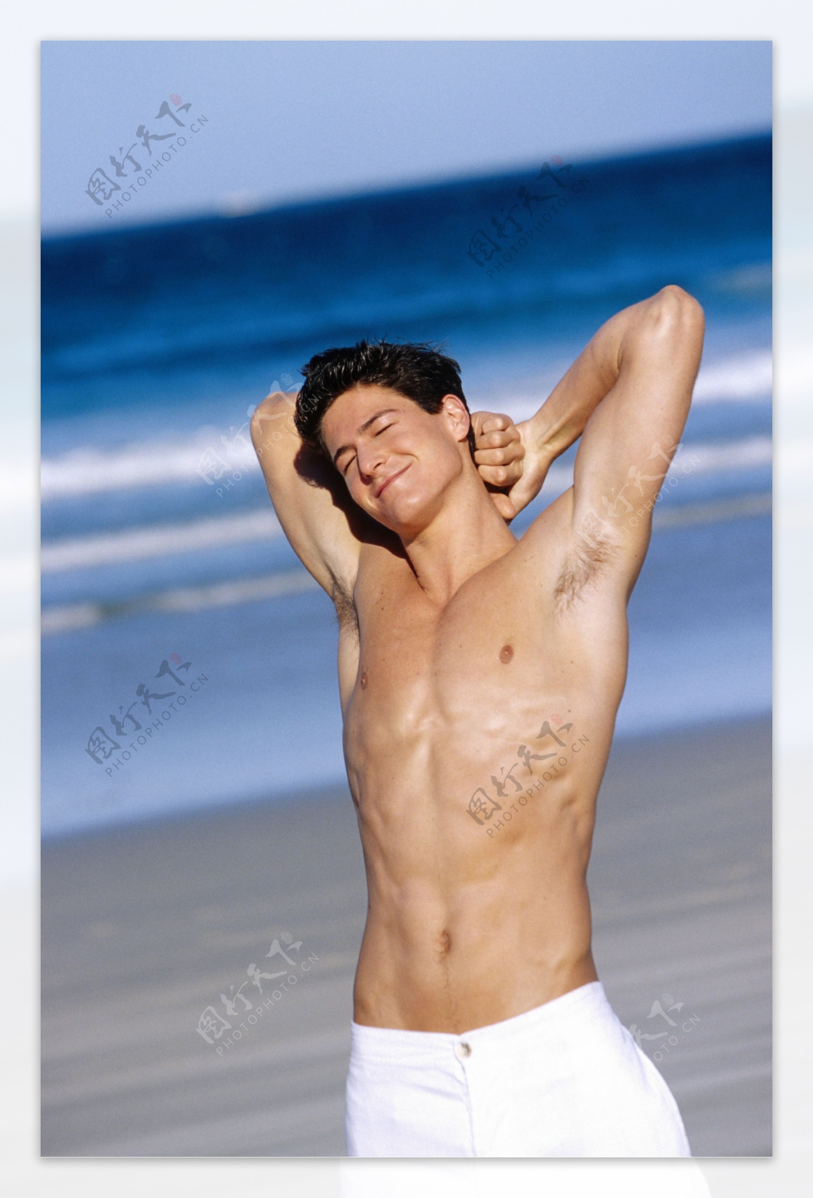 沙滩上的男人图片