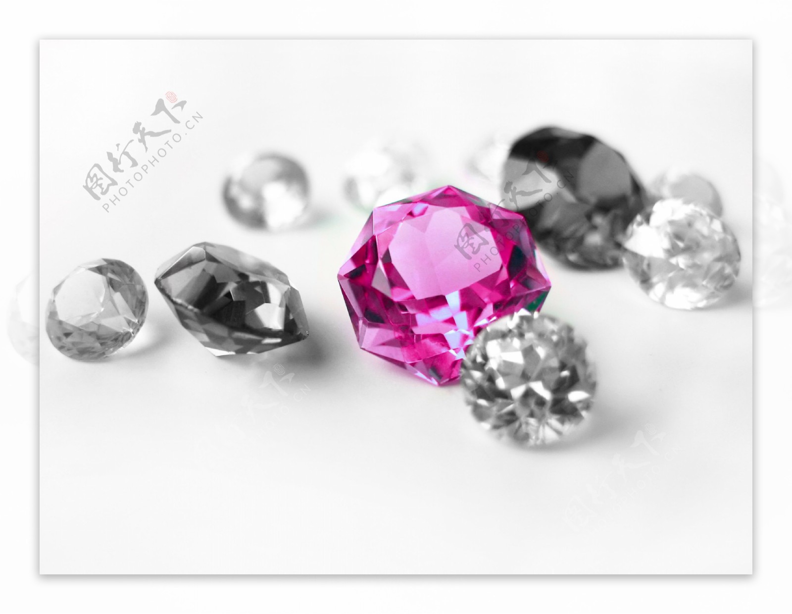 一颗粉色钻石图片