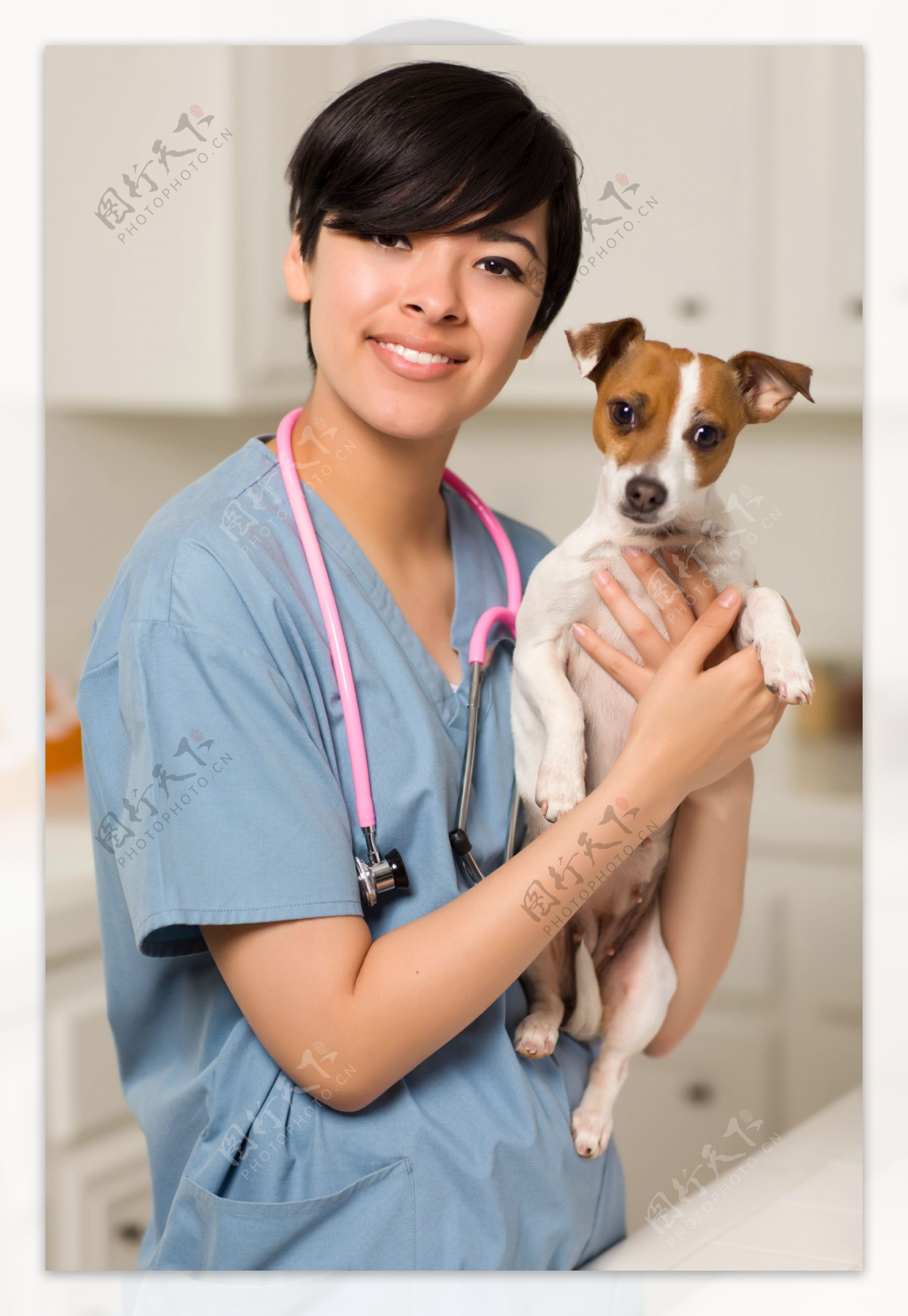 抱着狗狗的兽医美女图片