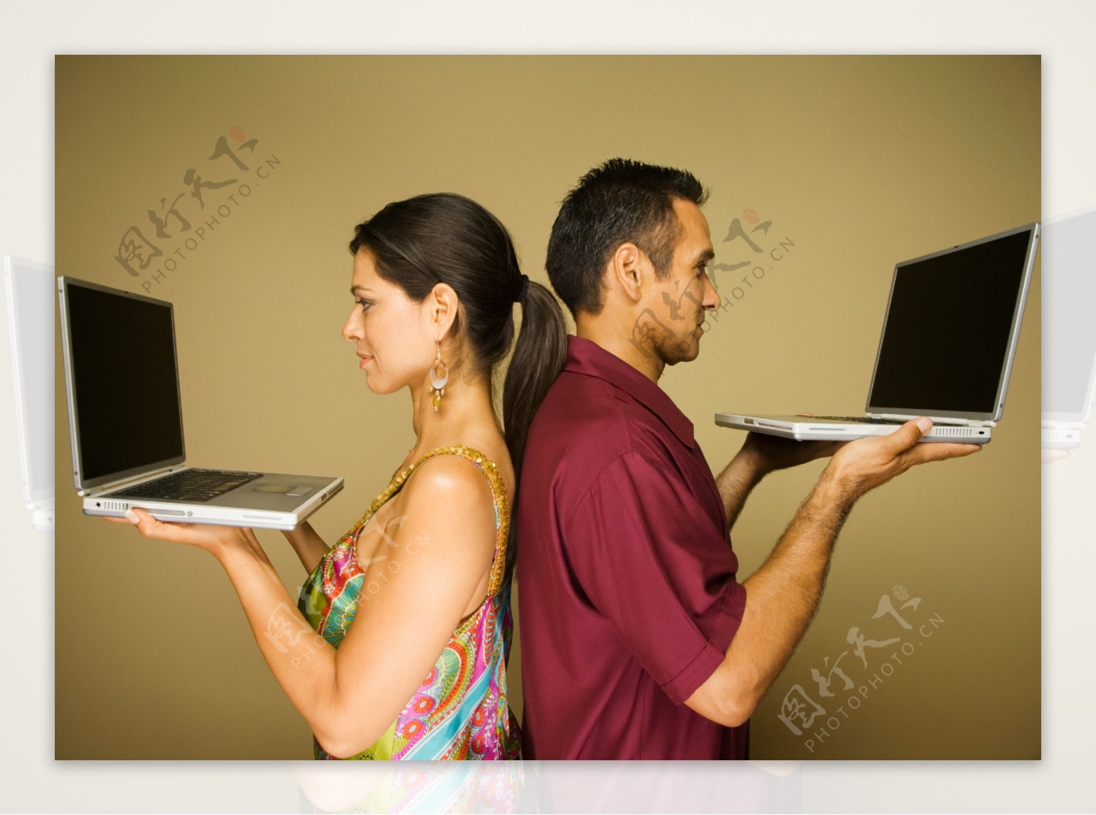 背对背拿着电脑的情侣图片