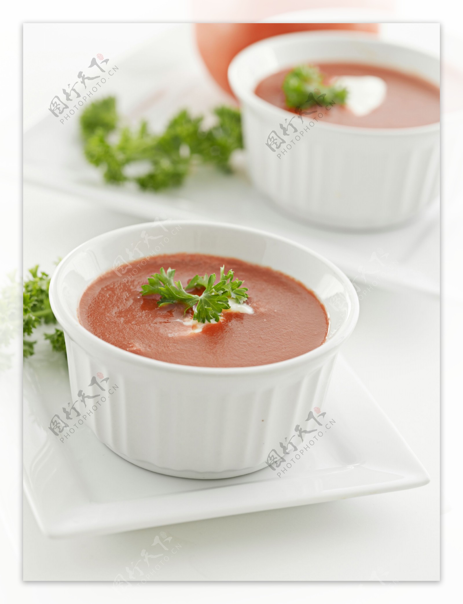 碗里的西红柿汤图片