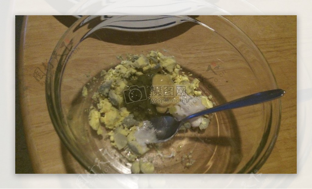 玻璃碗里的果酱鸡蛋