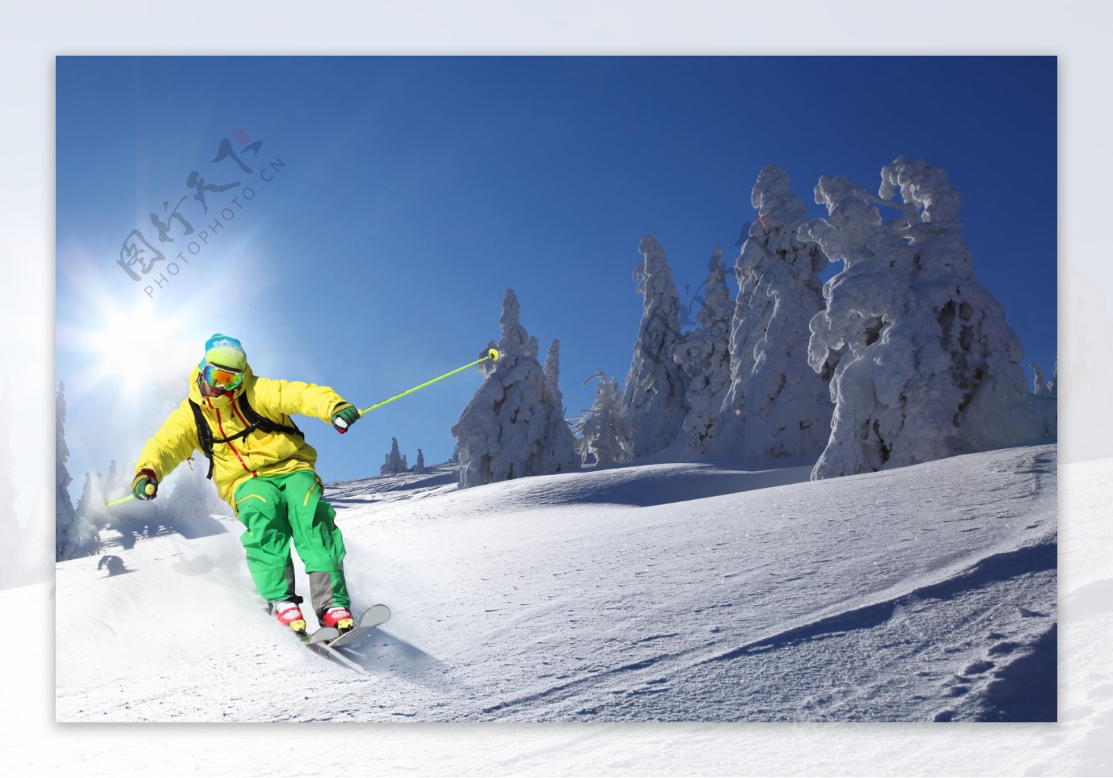太阳下滑雪的黄衣人图片