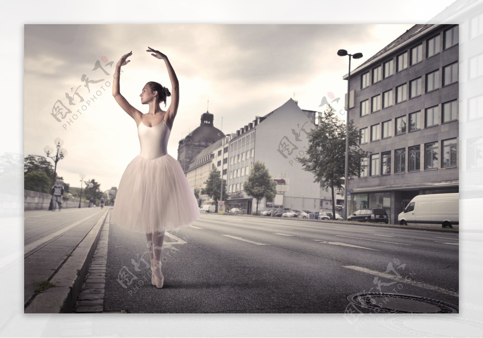 街上跳芭蕾的美女图片