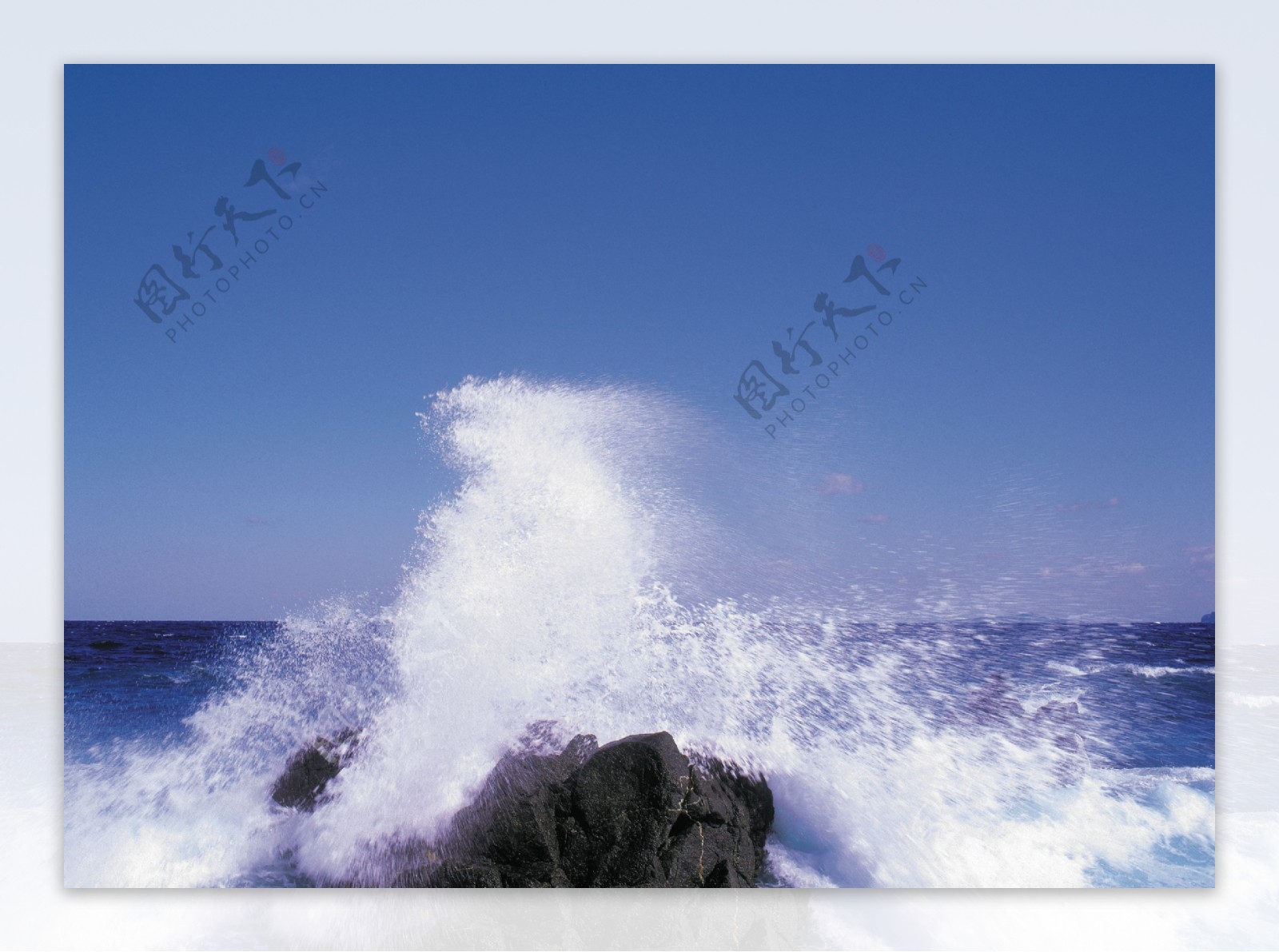 击在石头上的海浪图片