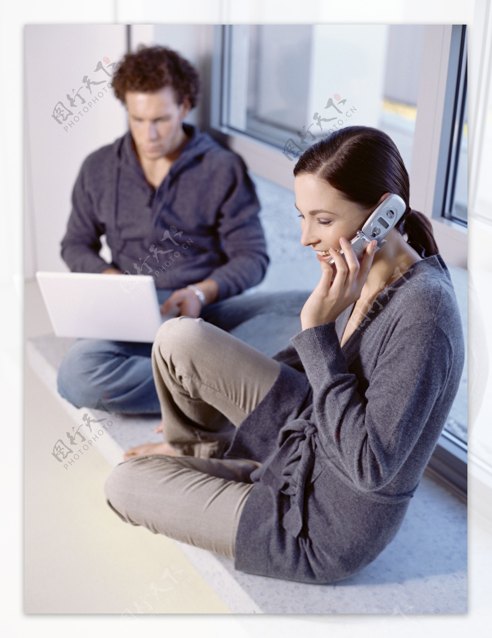 坐在窗台上打电话的女人图片