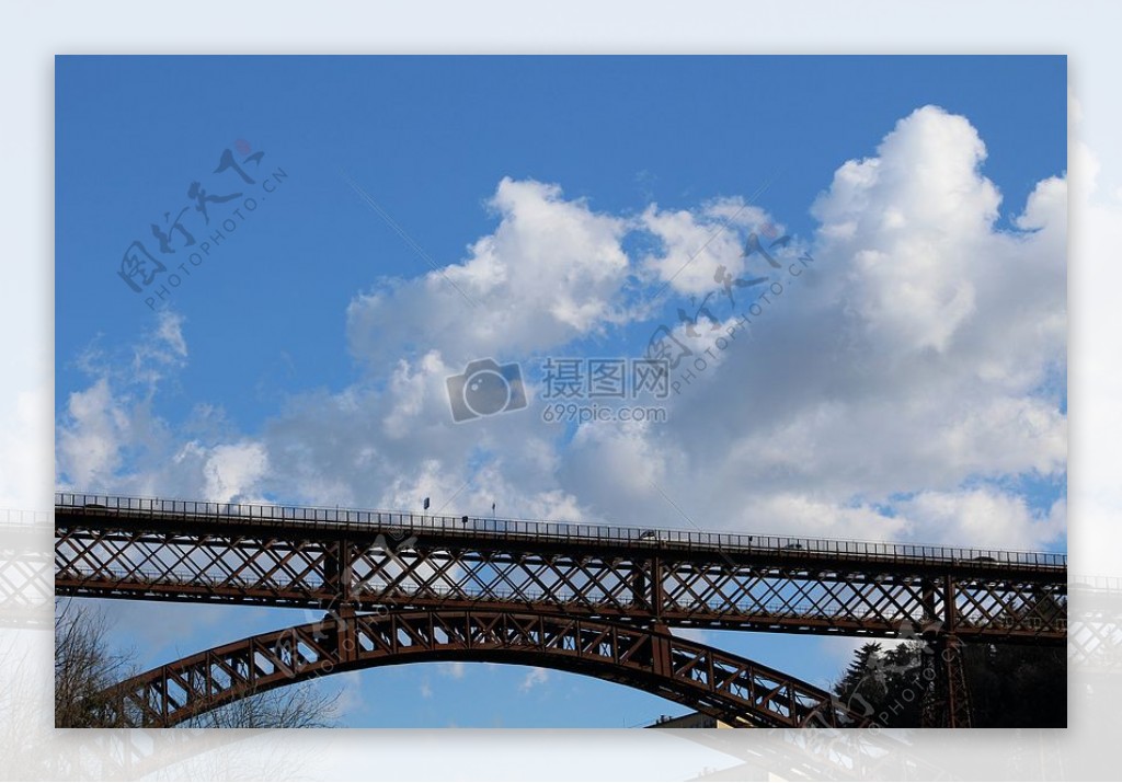 天空下的铁桥