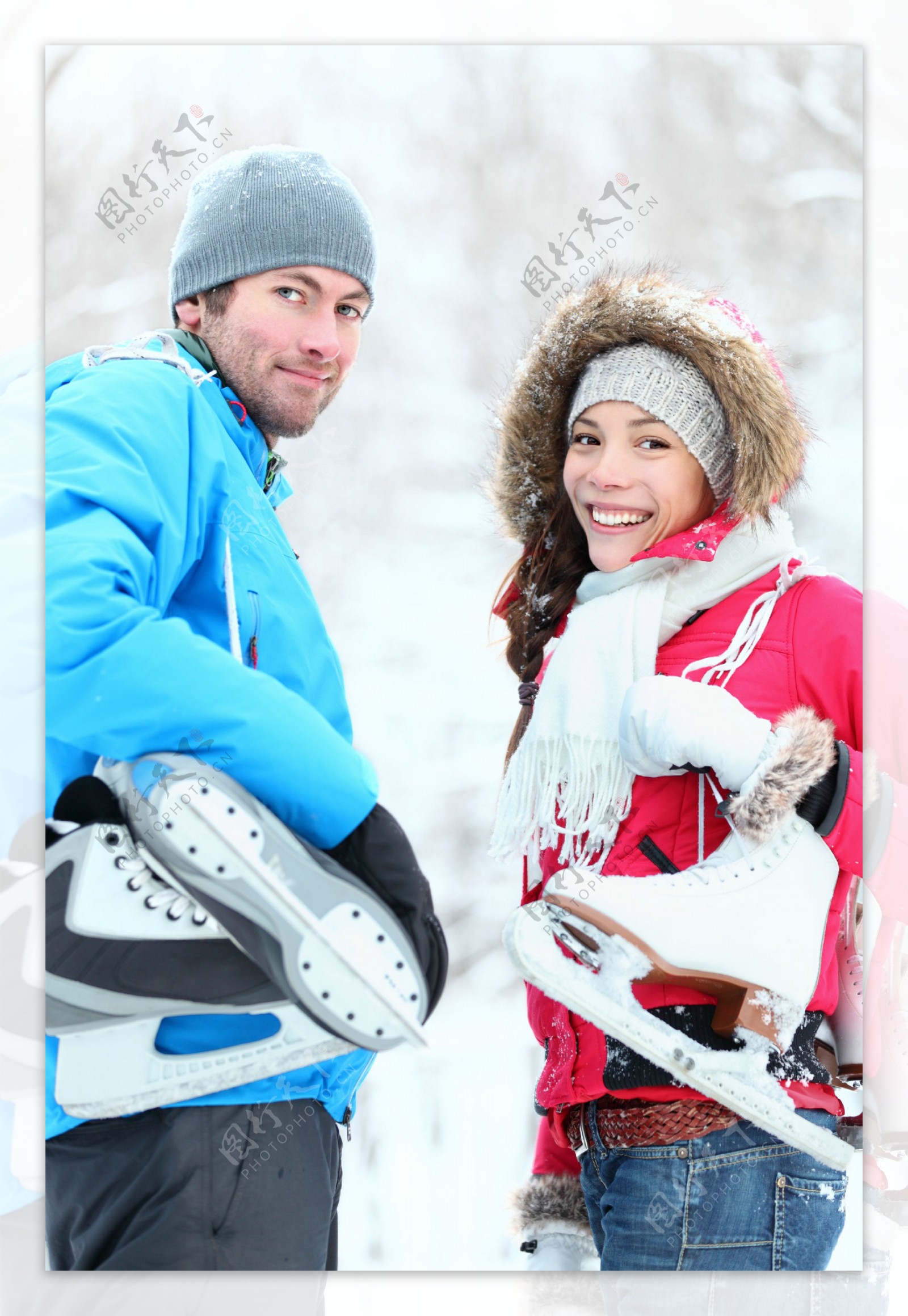 微笑的外国男女溜冰者图片