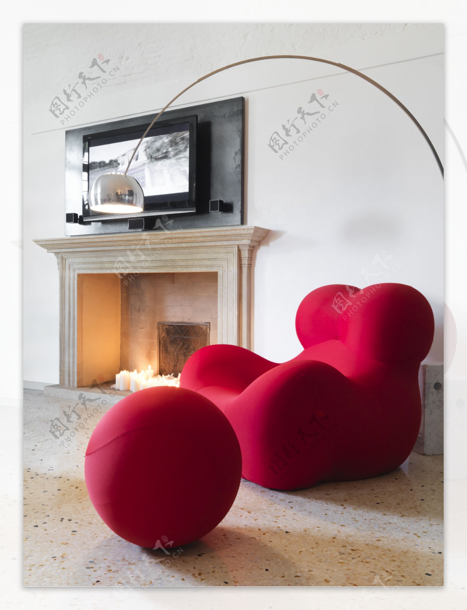 壁炉旁的个性红色沙发