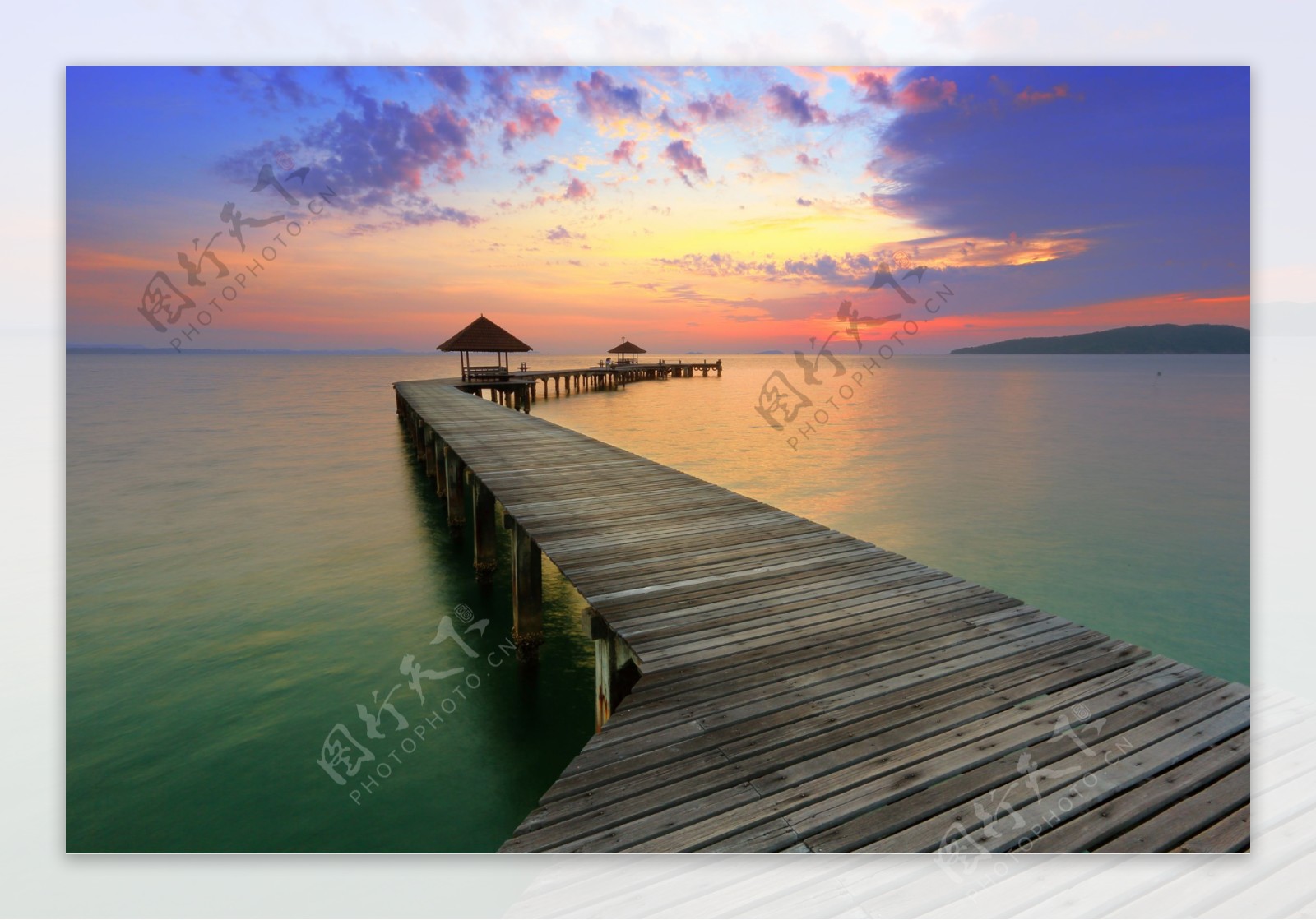 黄昏下静静的海边木桥风景图片