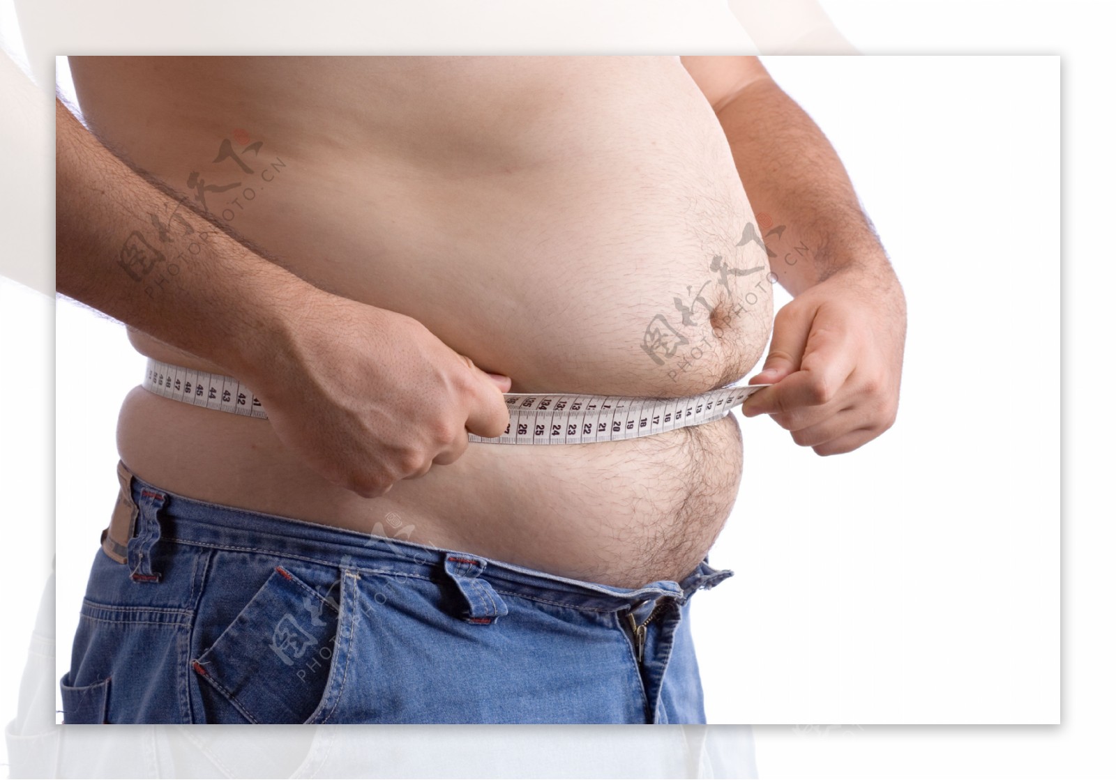 胖男人正在用米尺量肚子图片