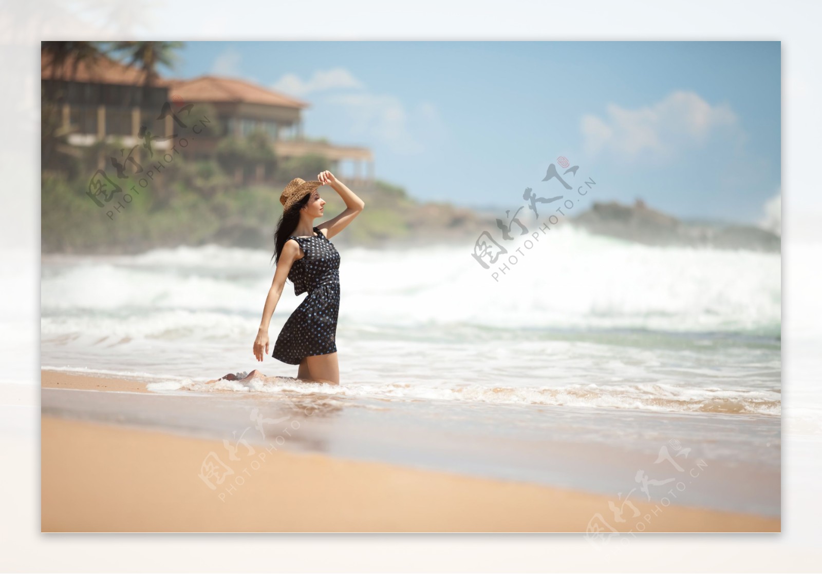 跪在海滩上的美女图片