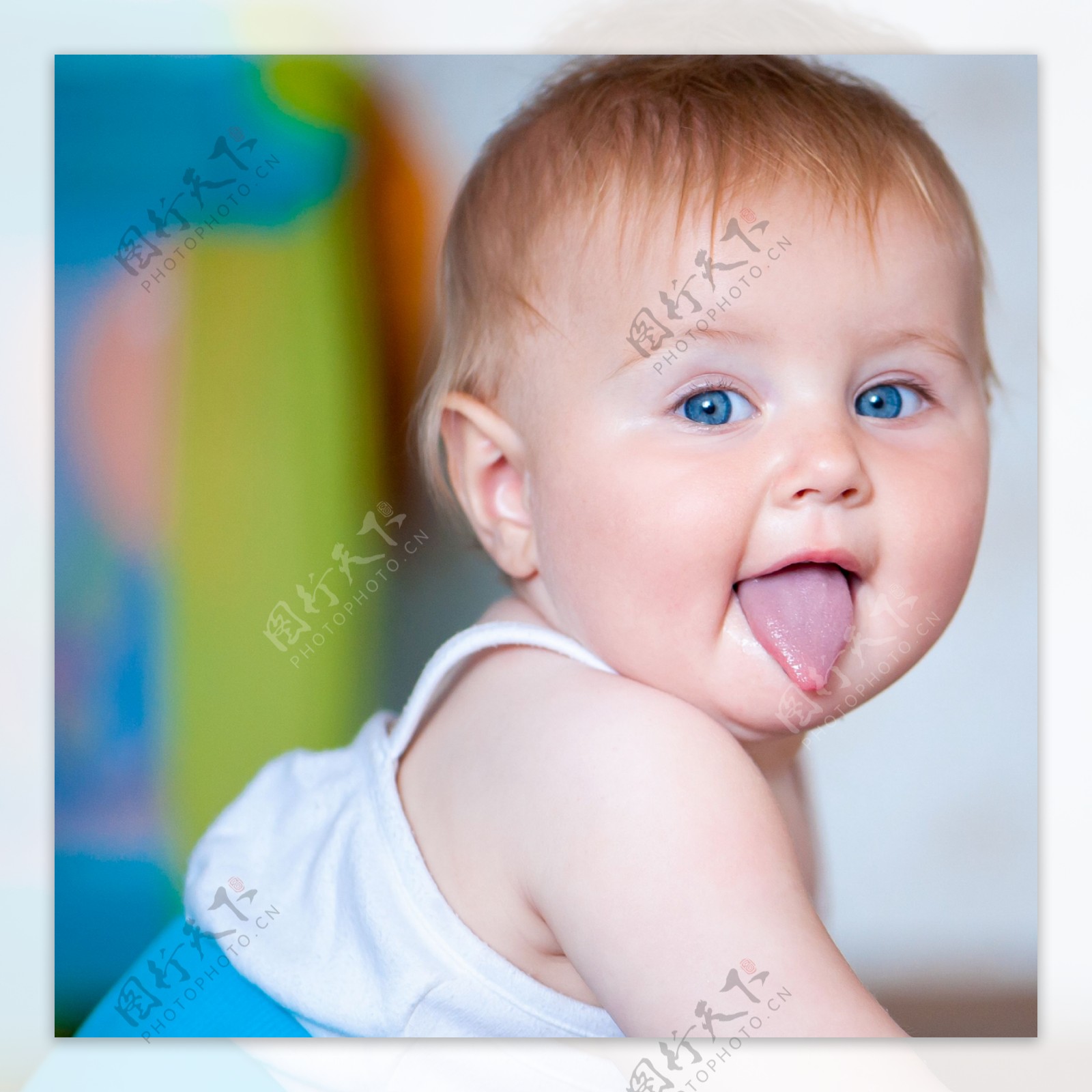 伸出舌头的外国婴儿图片