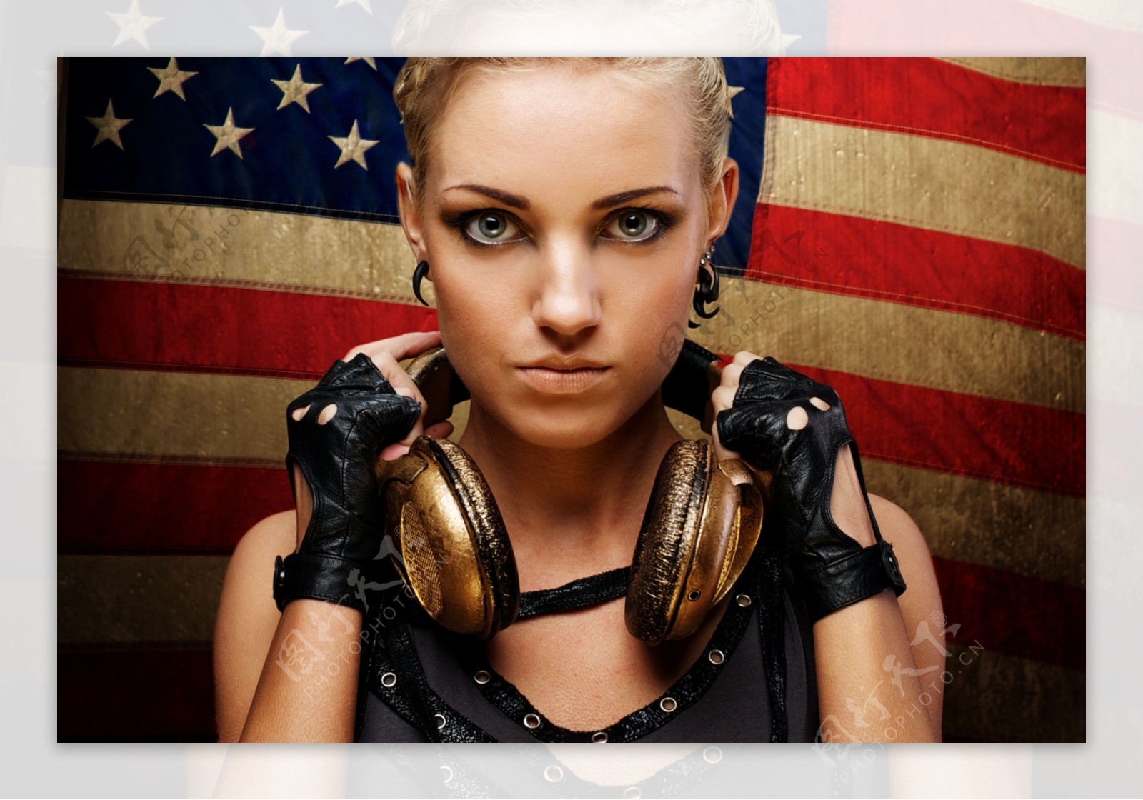 听音乐的美女与美国国旗图片