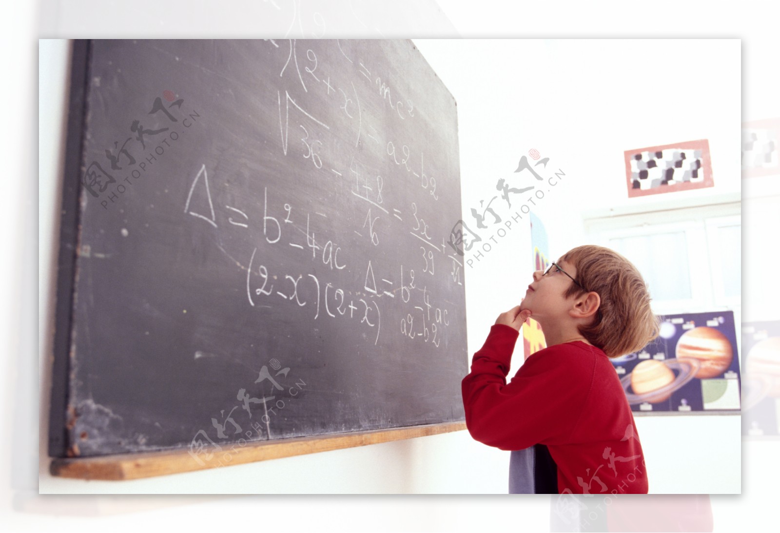 思考数学题的小男孩图片