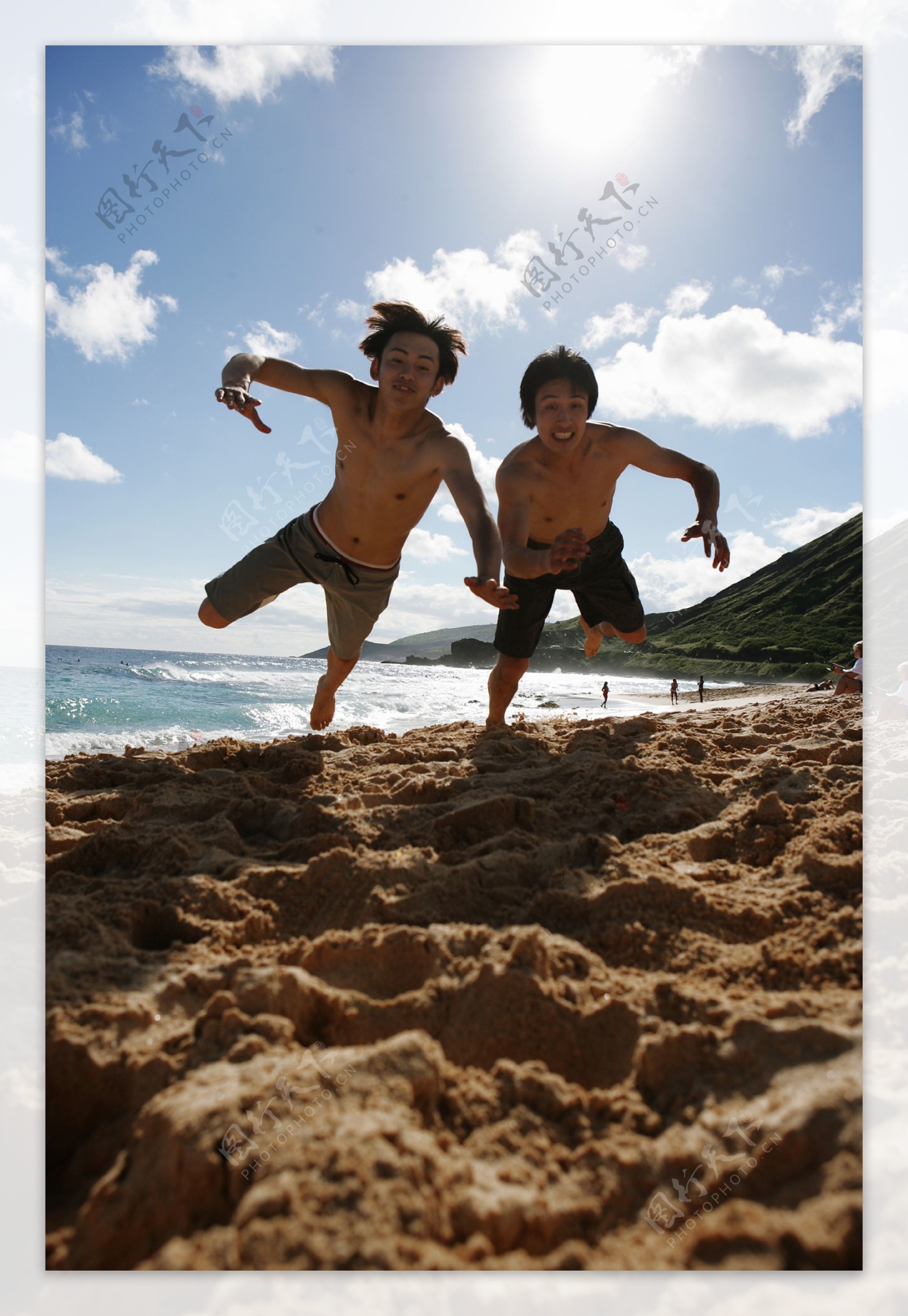 沙滩玩耍的朋友图片