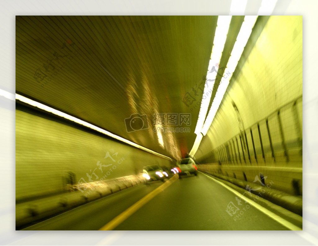 灯光下的隧道