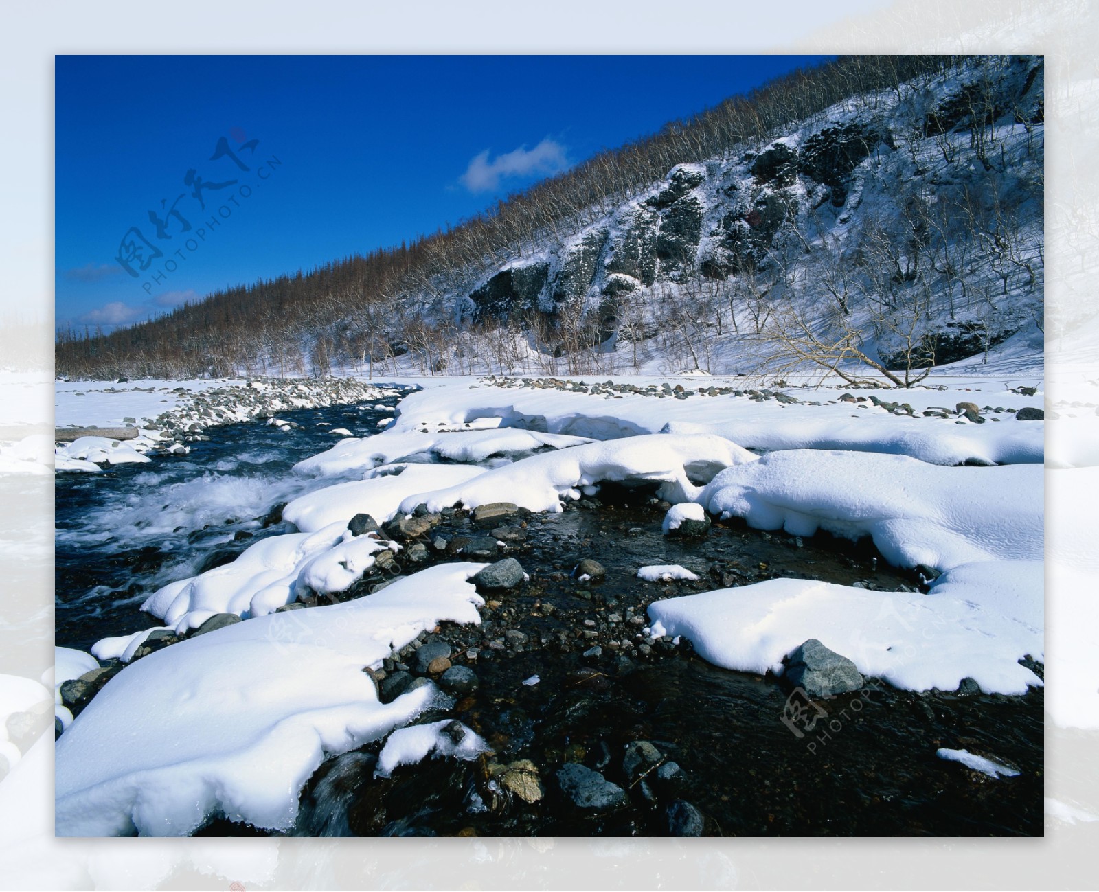 山下小溪雪景图片