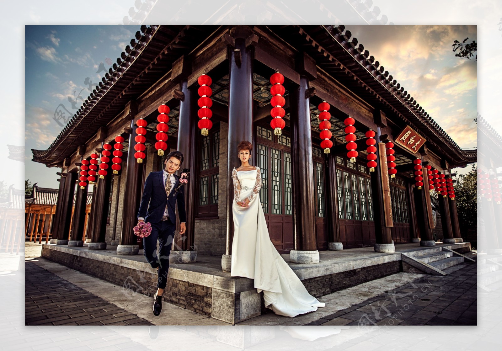 中式建筑与新人夫妻图片