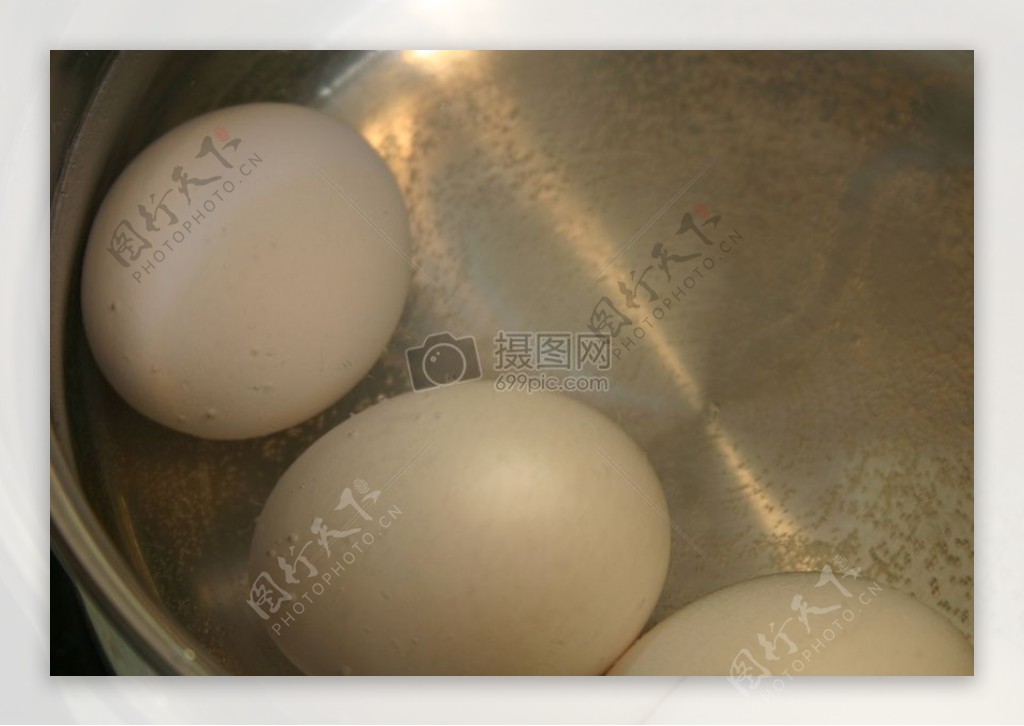 锅子里水煮的鸡蛋