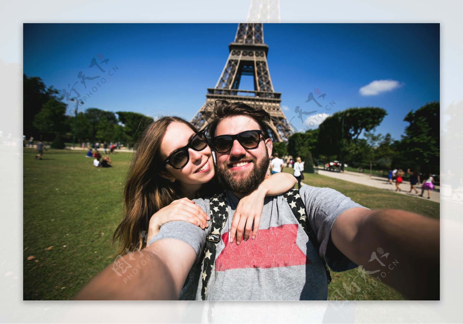 法国旅行的情侣图片