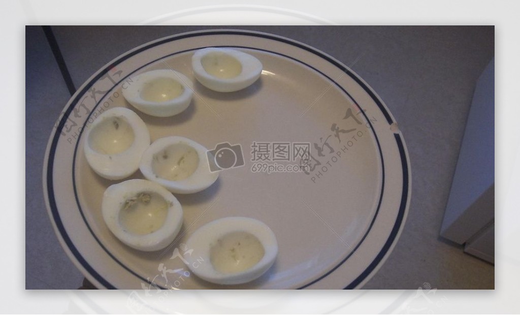 熟了的鸡蛋放在盘子里