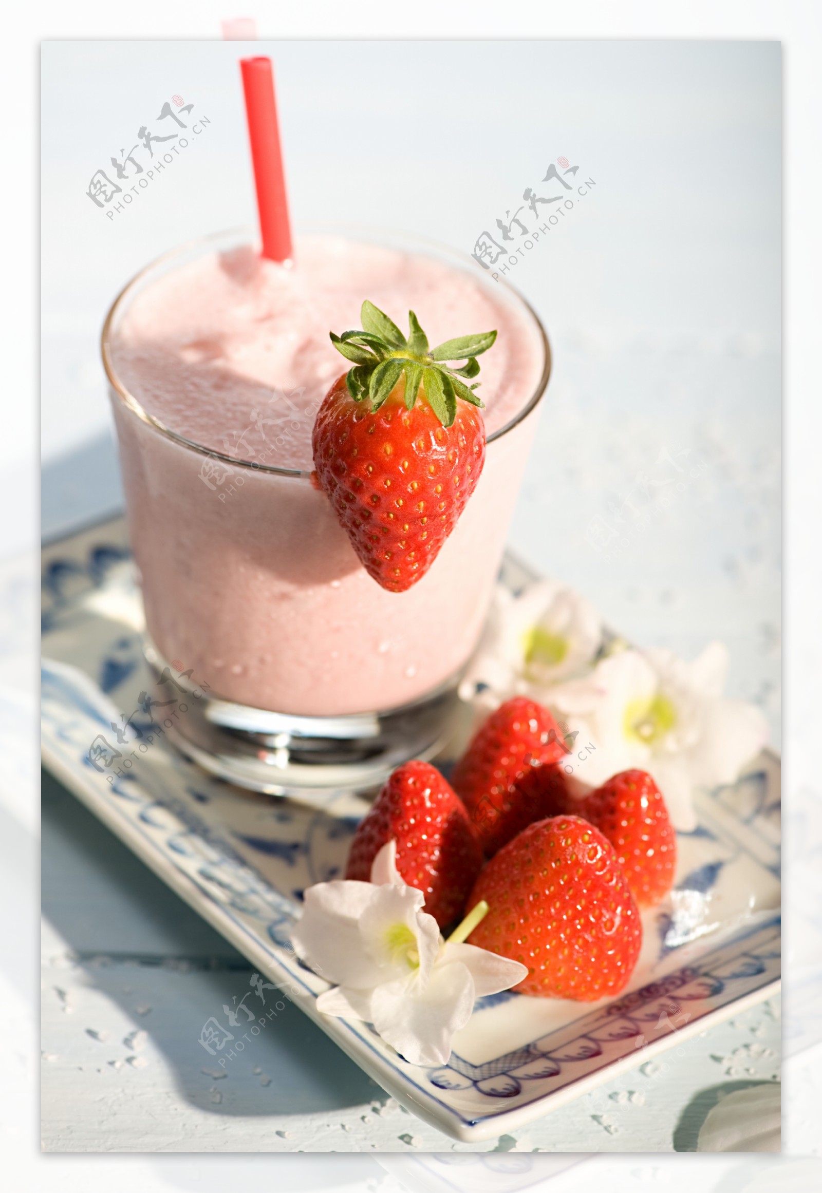 鸡尾酒mocktail 水果的鸡尾酒饮料装饰用冻或新鲜的莓、草莓、迷迭香、冰和苏打 国内co 库存图片 - 图片 包括有 没人, 橙色: 95269473