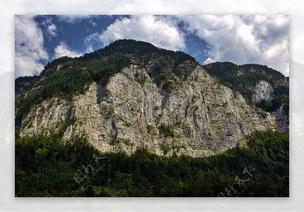 白天灰色岩石峭壁上的山