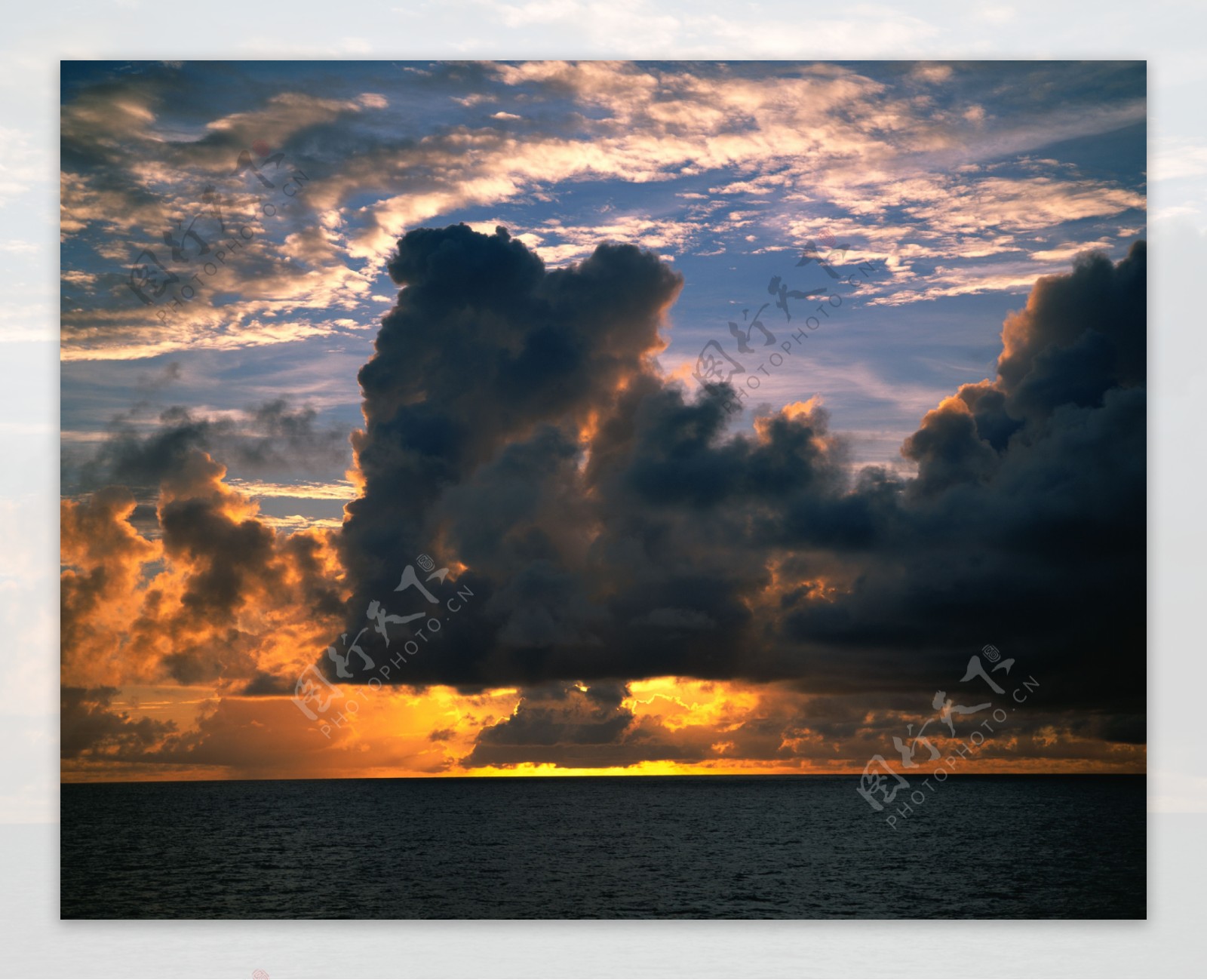 海边日落的景象摄影图片