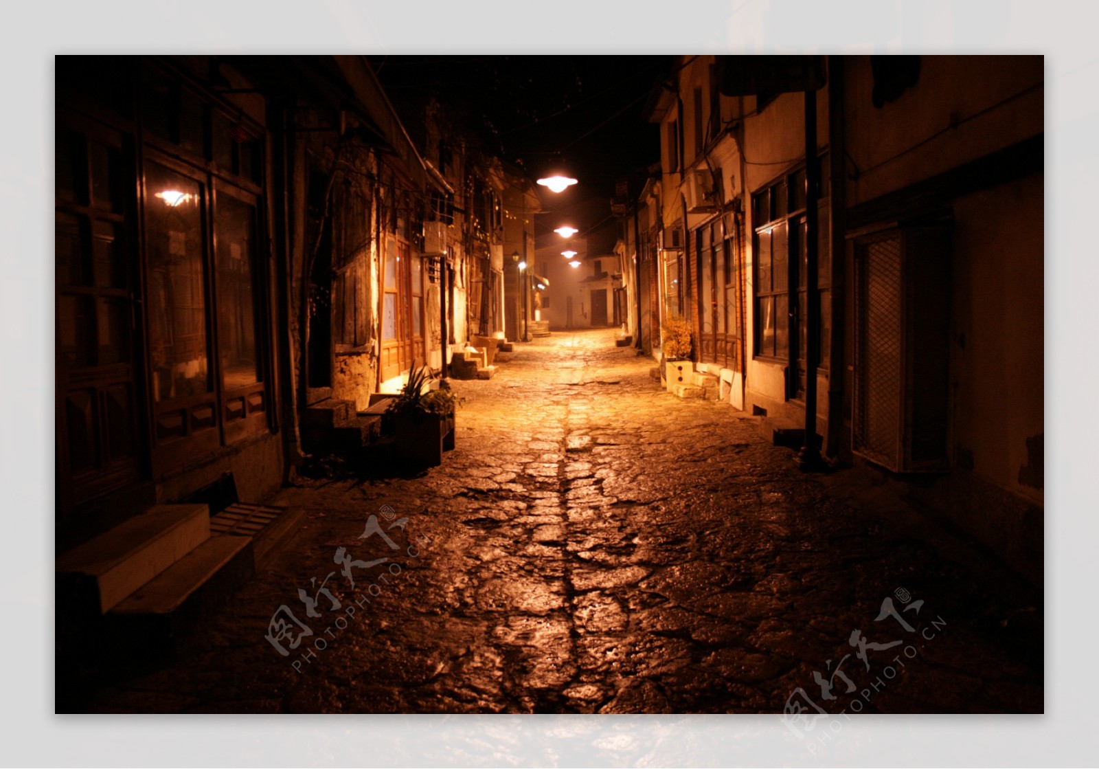 古老的街道在夜间