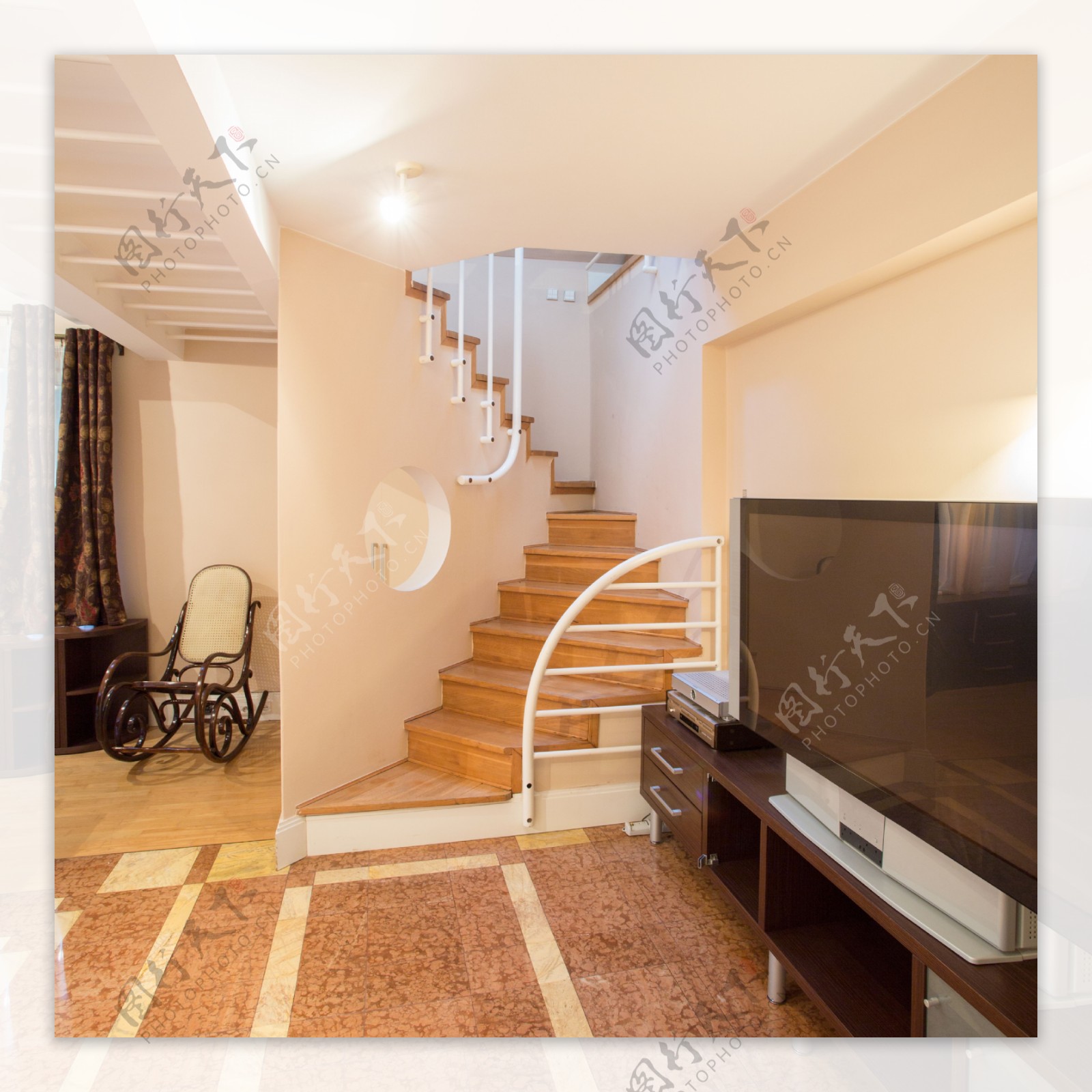 房间楼梯与客厅电视机高清图片