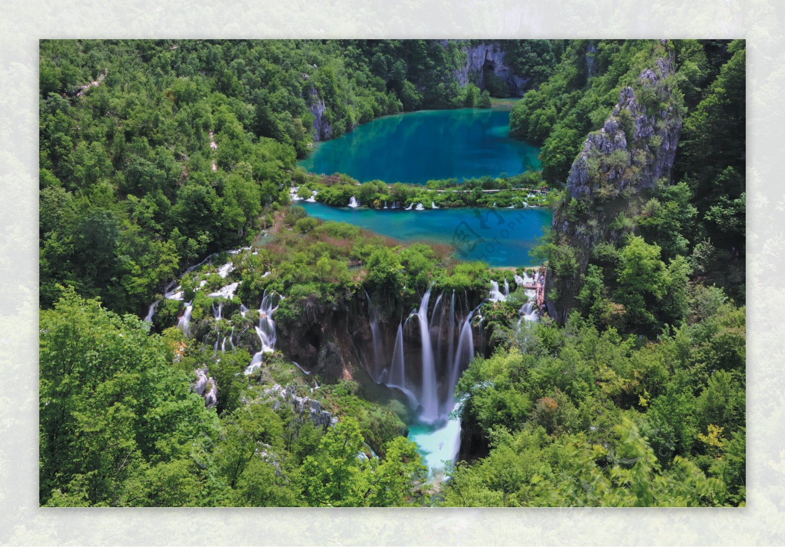 青山绿树环绕的碧色湖泊图片