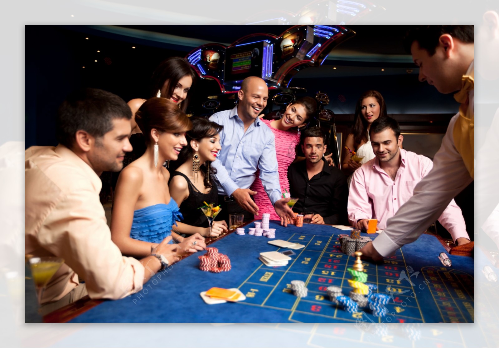 在赌场赌博的外国男女图片