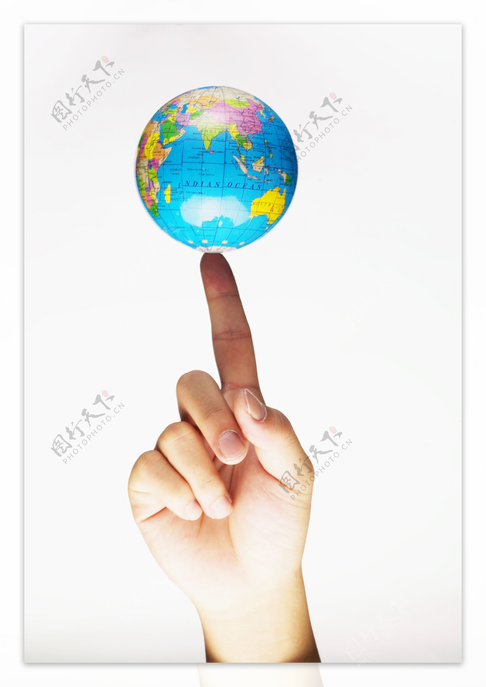 手指顶着地球模型图片