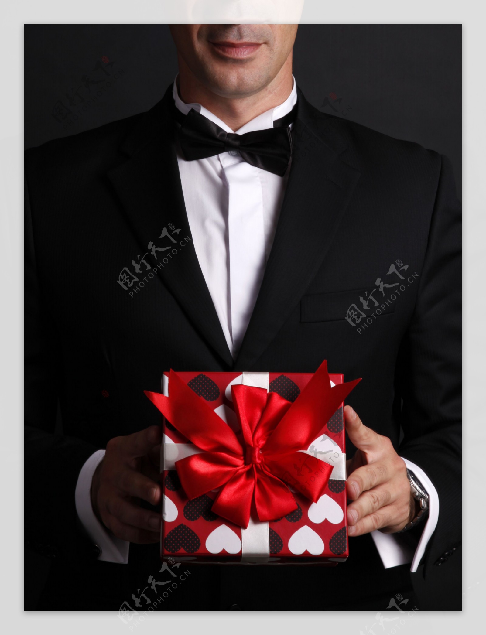 抱着情人节礼物的男士图片